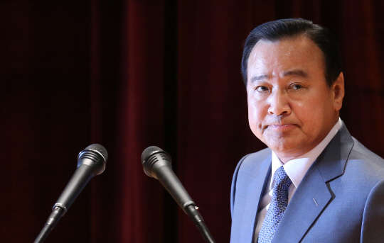 이완구 국무총리가 '성완종 파문'에 휩싸여 사의를 표명한 지 일주일 만인 27일 오후 서울 세종로 정부서울청사 별관 대강당에서 열린 이임식에서 입을 꾹 다문 채 연단으로 향하고 있다. 2015.4.27